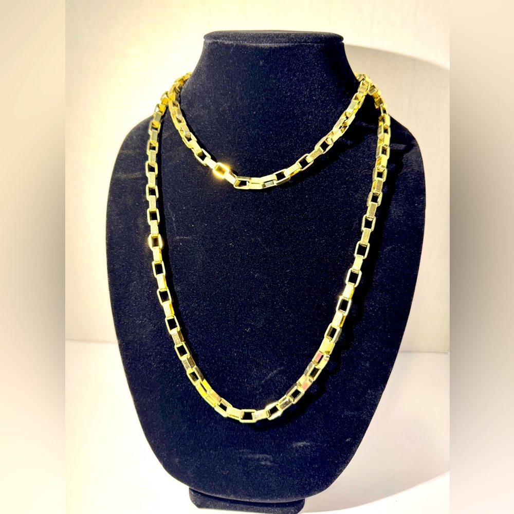 Vintage 44” rolo gold tone chain. Signed “Made in China”. Super cute 🥰